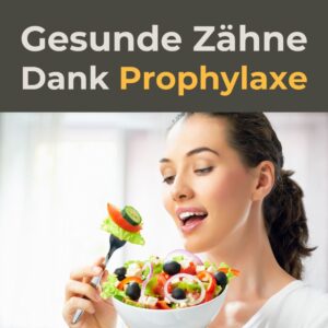 Gesunde Zähne dank Prophylaxe. Eine europäische Frau mit braunem Haar, zum Pferdeschwanz gebunden. Sie hält eine Schüssel Salat in der rechten Hand und in der Linken eine Gabel auf der Salat aufgespießt ist. Sie ist im Begriff den Salat zu essen.